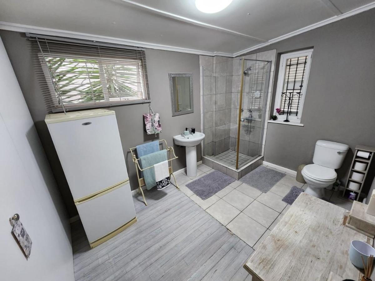 Peony Luxury Room With Wifi And Own Entrance ステレンボッシュ エクステリア 写真